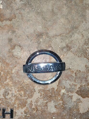 maşın antena: Nissan March avtomobilləri üçün emblem. Qırığı, çatı yoxdur
