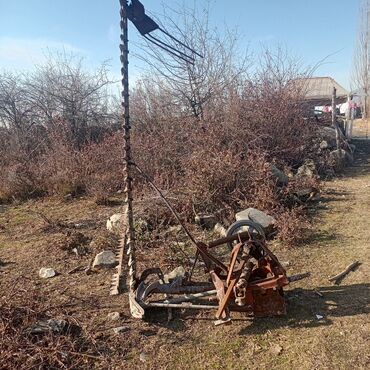 Traktorlar: Mavi rəngli MTZ tipli traktor, kabinalı. Ön hissədə baca/egzoz və — 8