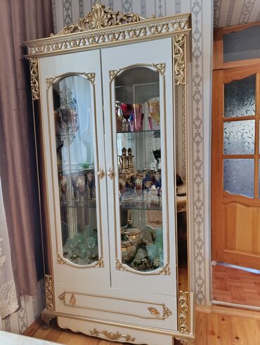 Divanlar: Açılan, 2 qapılı Düz dolab, Servant