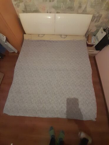 кровати детские: Продаётся 2-спальная кровать!!! коженная спинка белого цвета и