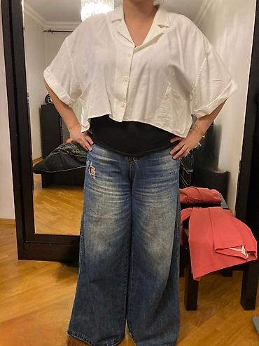 Tibbi geyim: Qısa kəsimli ağ qadın köynəyi - Model: qısa (cropped) oversize kəsim — 1