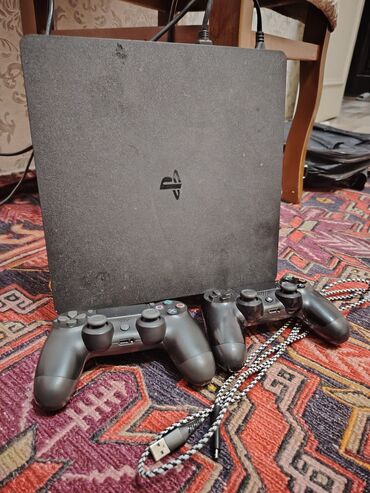 прокат плейстейшен 4: PlayStation 4 Slim oyun konsolu paketi Komplekt: - PS4 Slim konsol
