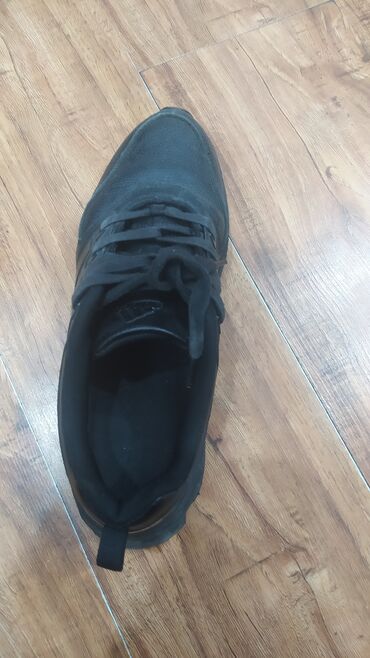обувь адидас: Продам коженные кроссовки Адидас отличное качество. состояние под