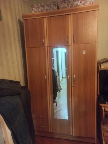 Bitkilər: Açılan, 3 qapılı Düz dolab, Qarderob, paltar dolabı