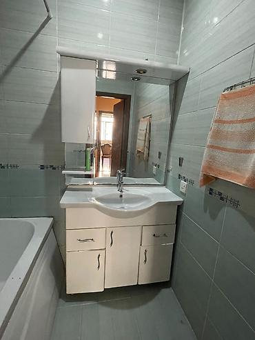 Hamam dolabları: Vanna otağı üçün lavabo dolabı və güzgü dəsti - Ağ rəngli, klassik — 1