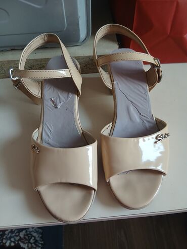 кроксы белые: Босоножкалар, 36, Колдонулган, түсү - Саргыч боз