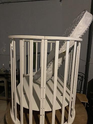 Beşiklər: Oğlan və qız üçün, İşlənmiş, Yumru, Beşik, Dəstsiz, Matras ilə, Yellənmə mexanizmsiz — 6