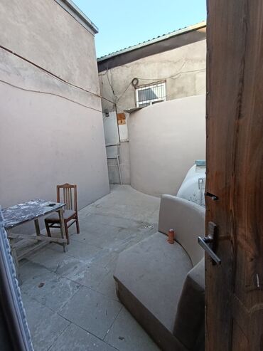 Anbar və emalatxanalar: Obyekt: Kiçik həyət sahəsi və köməkçi tikili Təsvir: - Dəmir qapılı — 2