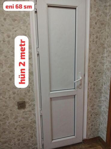 Döşəmə: Ağ rəngdə olan, iki hissədən ibarət qapı. Qapının yuxarı hissəsi