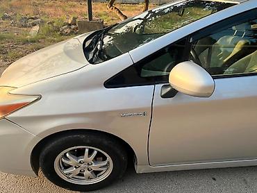 s class mercedes: Toyota Prius (3-cü nəsil) – gümüşü rəng, hibrid Xüsusiyyətlər: - — 4