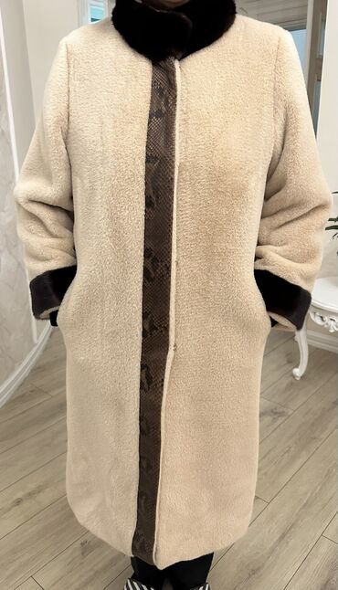 Пальто: Продаю Новое Пальто (Италия) из ламы цвет-Айвори ( не подошел размер)