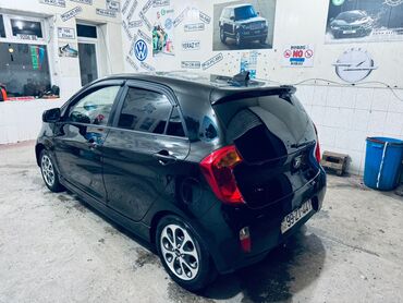 Kia: Kia Picanto, qara rəng, 5 qapılı hetçbek. Xüsusiyyətlər: - Kompakt — 3