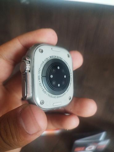 Smart saatlar: Ağ rəngli korpusa malik Watch Ultra modeli ağıllı saat. Saatın korpusu — 2