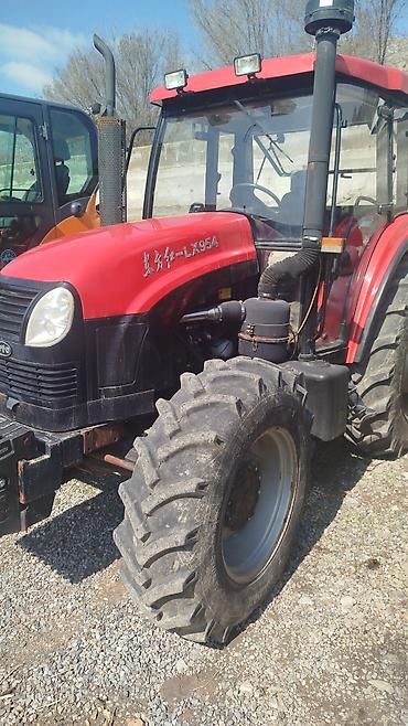 Тракторы Dongfanghong: Колёсные тракторы Dongfeng (серия LX/MF), красного цвета, с кабиной — 3