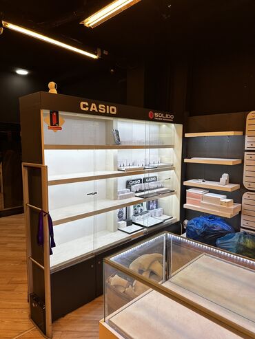 продажа офисной мебели бу: Silveria brendi tərəfindən təqdim edilən bu müasir vitrin, cəlbedici
