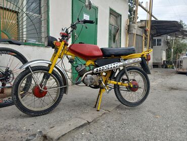 Motonəqliyyatın icarəsi: Sarı-çəhrayı rəng sxemində klassik moped. Xüsusiyyətlər: - Yüngül