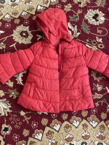 детский осенний комплект: Детские куртки. 1 красная куртка, осенняя весенняя на 4-5 лет 500 сом