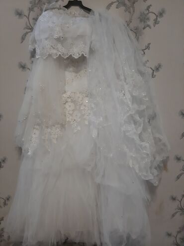 свадебное платье от дизайнера: Свадебное платье,фата 2 штуки,топ сверху 2 штуки.Платье очень хорошее