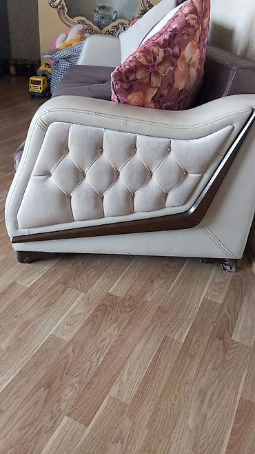 Klassik üslubda dəst: 3 nəfərlik divan + 1 nəfərlik bərabər dizaynda — 2