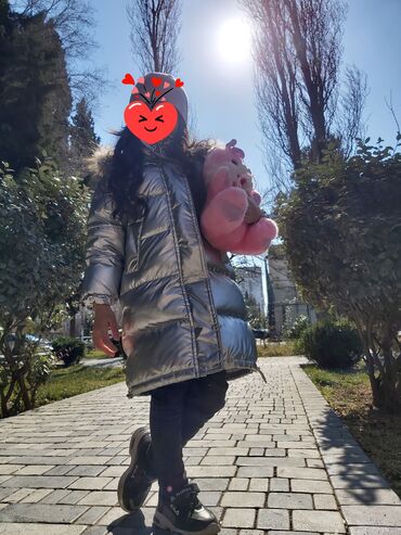 детская куртка: Uşaq kurtkası satılır.5-6yaşa uyğundur.çox səliqəlidir.baha alınıb