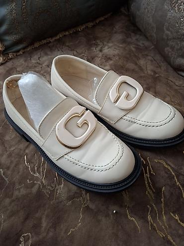 Qadın loafer ayaqqabıları - Rəng: krem/ivori üst, qara altlıq - Üst
