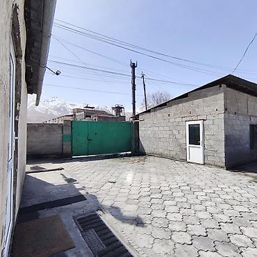 Продажа коттеджей и домов: 🔥 ҮЙ + ДАЯР БИЗНЕС САТЫЛАТ! 📍 Нарын, центр (Торобаев 14) 🏠 4 бөлмө — 11