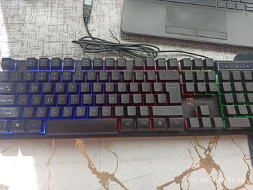 Mauslar: RGB işıqlanmaya malik tam ölçülü (104 düyməli) klaviatura. - Rəngli