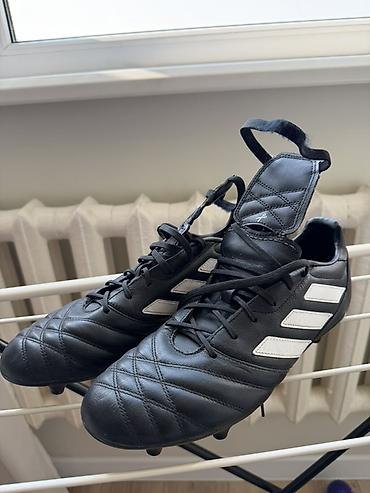 язычок: Футбольные бутсы adidas (модель с язычком-«шторкой»), черные с белыми — 5