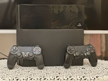 сколько стоит плейстейшен 4: PlayStation 4 fat 500 GB yaddaş 2 pult ev şəraitində işlənib üstündə