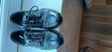 gün eynekleri: Qara laklı dəridən klassik bağlamalı ayaqqabılar. - Material: parlaq