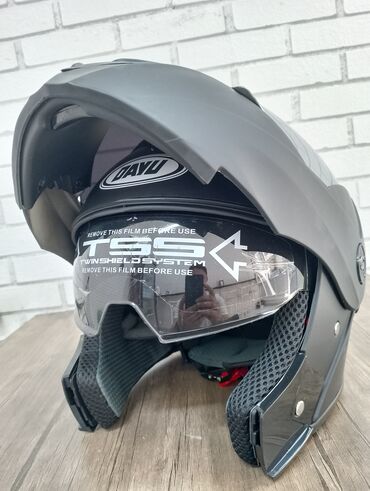 Motonəqliyyatın icarəsi: Motodəbilqə. Tünd boz rəngli səthə və reflektiv örtüyə malikdir. İki