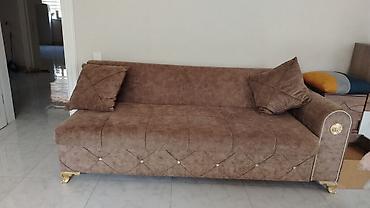 - Model: yumşaq oturacaqlı, sağ tərəfində bir qol dayağı olan 3 yerlik