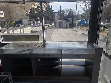 Rəf vitrinləri: Şüşə vitrinli kassalı piştaxta - Material: yuxarı hissə möhkəm şəffaf — 1