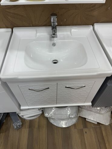 Moydadırlar: Ağ rəngli keramika lavabo, iki qapılı şkafla birlikdə təqdim olunur