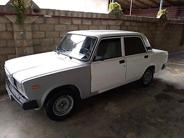 опель зафира а: VAZ 2107, ağ rəng, sedan kuzov. Xüsusiyyətlər: - Klassik künc faralı — 1