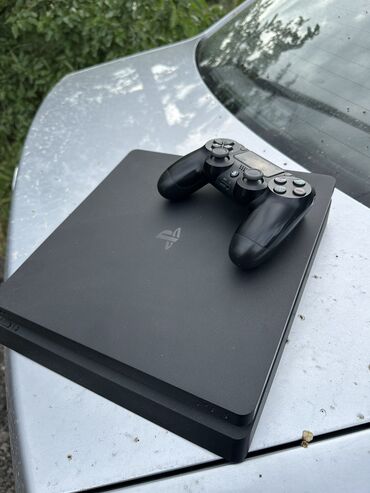 PS4 (Sony PlayStation 4): Продаю Сони 4 на 1тирабайт без игры есть оригинал 1 джойстик