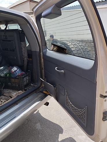 prado farası: Gümüşü rəngdə Toyota Prado SUV avtomobili. Avtomobilin arxa hissəsində — 7