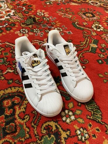 обувь лорики: Кроссовки Adidas Superstar белого цвета с тремя черными полосками и