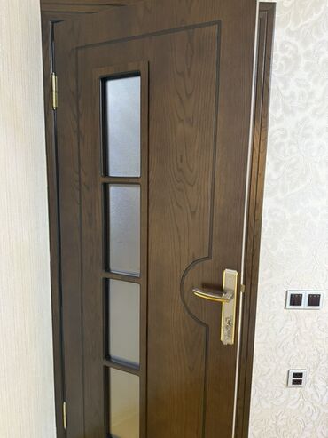 Otaq qapıları: Qəhvəyi rəngdə, şüşəli, daxili qapı. Qapının dizaynı müasir və