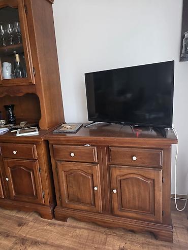 Stilske vitrine: RESTAURIRANO Drveni vitrinski regali za dnevnu sobu – klasičan masivni — 3