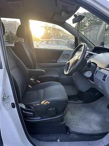 Toyota: Toyota Voxy: 2006 г., 2 л, Автомат, Бензин, Минивэн — 2