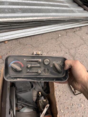 Другие автозапчасти: Набор различных автозапчастей, включая ремни безопасности, панель — 2