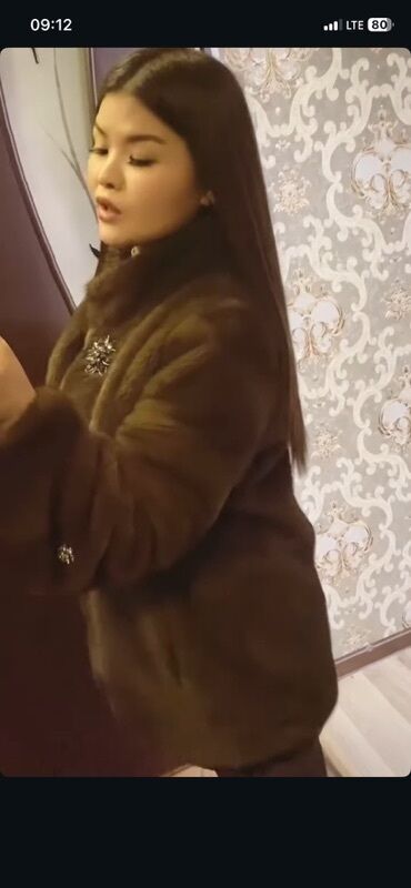 стильная женская одежда больших размеров оптом: Женская шуба из коричневого меха (визуально — короткая/средней длины)