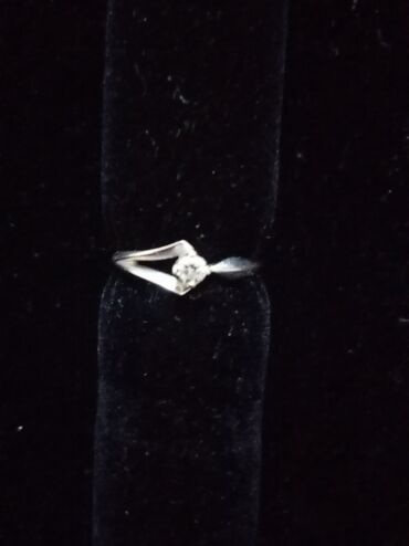 парные кольца: Кольцо серебро с бриллиантом срочна продаю. Нужны деньги