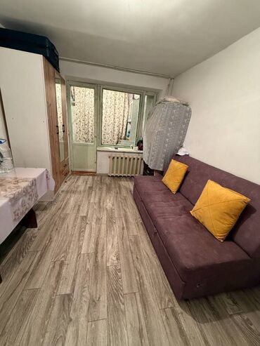 3 комнатная квартира продажа: 1 комната, 17 м², Общежитие и гостиничного типа, 3 этаж, Старый ремонт