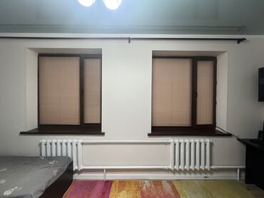 Жалюзи и рольшторы: Предлагаются различные виды жалюзи для окон. В наличии рулонные шторы — 9