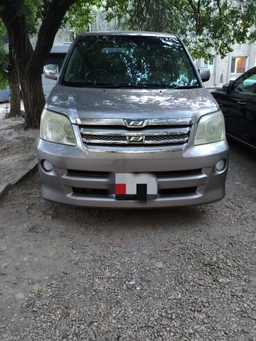 недорогие минивэны бу: Автомобиль Toyota Noah серого цвета. Этот минивэн идеально подходит