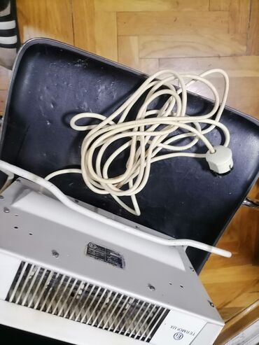 Kaloriferi: Grejalica duvaljka 2000 w ispravna Ei Niš Jugoslavija. Ima kabla oko na lalafo.rs — 6 Kaloriferi: Grejalica duvaljka 2000 w ispravna Ei Niš Jugoslavija. Ima kabla oko — 6