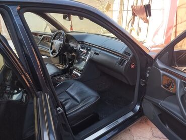 Mercedes-Benz: Mercedes-Benz E-Class: 3.2 l | 2000 il Sedan — 4