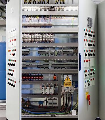 plastik qapı və pəncərələr: Sənaye elektrik paylama və idarəetmə panellərinin yığılması və — 6